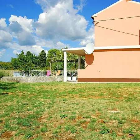 Holiday With Pool And Garden Apartament *